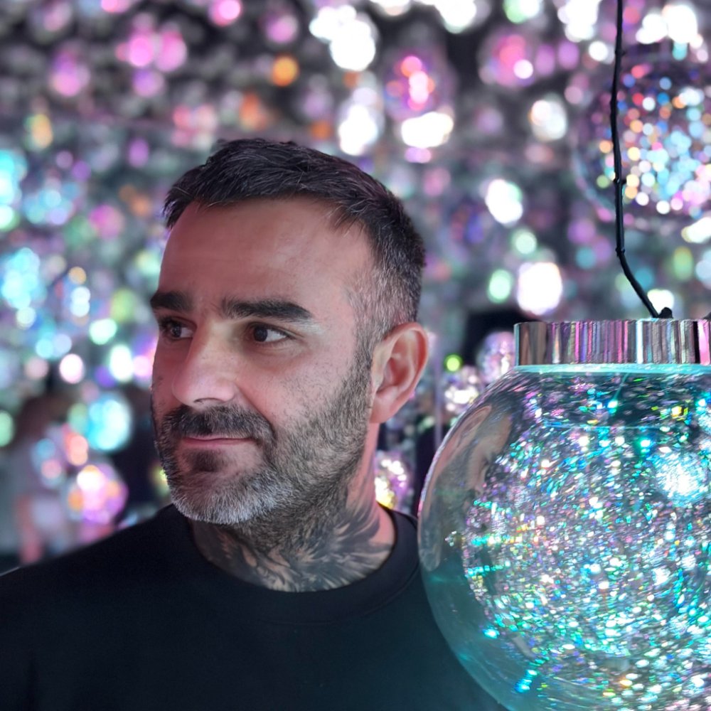 Portrait of Julien Jimenez, founder of CrossPromoly